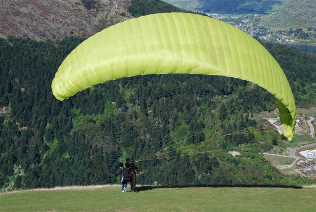 "You should run fast in order for this fly. Don't embarrass yourself, lots of people are looking now", said the stern paraglider to me. Thank God there was sufficient air to make it fly!